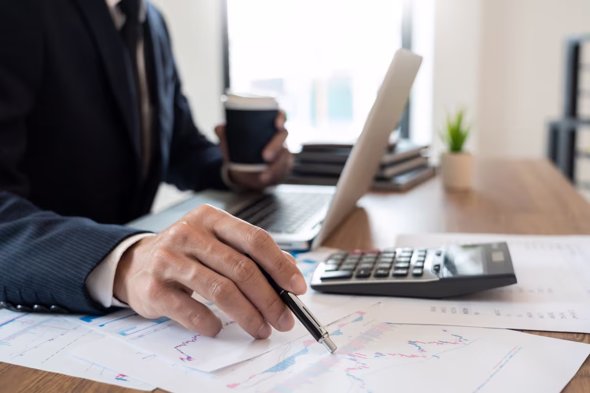 Evitando riesgos financieros en la valuación de activos fijos